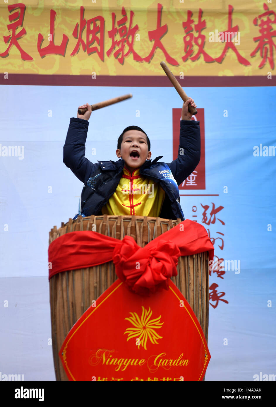 Qinzhou, la région autonome Zhuang du Guangxi. 2e Février, 2017. Un garçon bat un tambour tambour lors d'un concours organisé pour célébrer le Festival chinois du Printemps à Qinzhou, Chine du Sud, région autonome Zhuang du Guangxi, le 2 février 2017. Credit : créatrice Ailin Zhang/Xinhua/Alamy Live News Banque D'Images