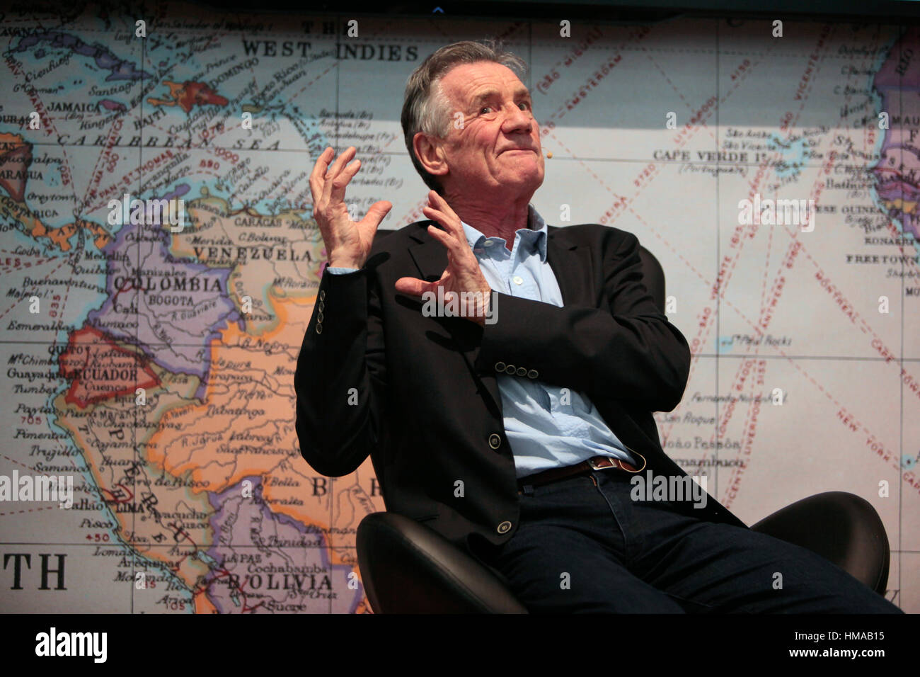 Londres, Royaume-Uni. 2e Février, 2017. Londres Olympia show Destinations bienvenue à Michael Palin célèbre globe trotter, acteur, écrivain et présentateur de télévision parler à Julia Wheeler et journaliste intervieweur qui a travaillé pour la BBC pendant plus de 15 ans, y compris la BBC comme correspondant du Golfe, elle a aussi écrit pour le Times, le télégraphe et le gardien. Crédit : Paul/Quezada-Neiman Alamy Live News Banque D'Images