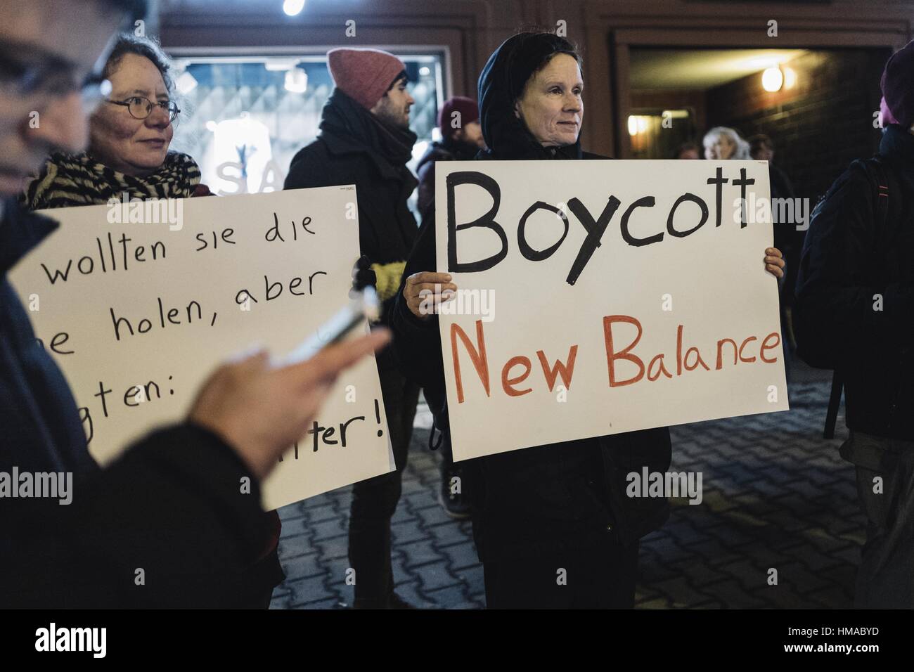 Berlin, Allemagne. 2e Février, 2017. Environ 25 manifestants rassemblement devant un "nouvel équilibre" store à Berlin sous la devise 'Stop Trump ''" boycotter le racisme", organisée par l'initiative 'Salaam militant interculturel-Schalom". Les organisateurs appellent à un boycott de toutes les sociétés et institutions qui, par le mot, l'argent ou des actes à l'administration d'Atout, inspiré par l'Anti-Nazi juif en 1933 et boycott boycott économique contre le régime de l'apartheid en Afrique du Sud. Crédit : Jan Scheunert/ZUMA/Alamy Fil Live News Banque D'Images