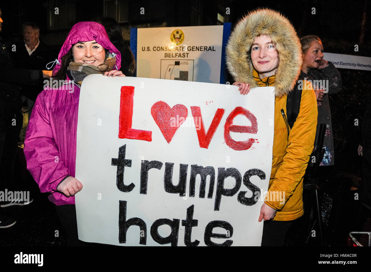 Belfast, Irlande du Nord. 02 févr. 2017 - une foule d'environ 300 personnes rassemblées au consulat général des États-Unis à Belfast pour protester contre la présidence de Donald Trump. Banque D'Images