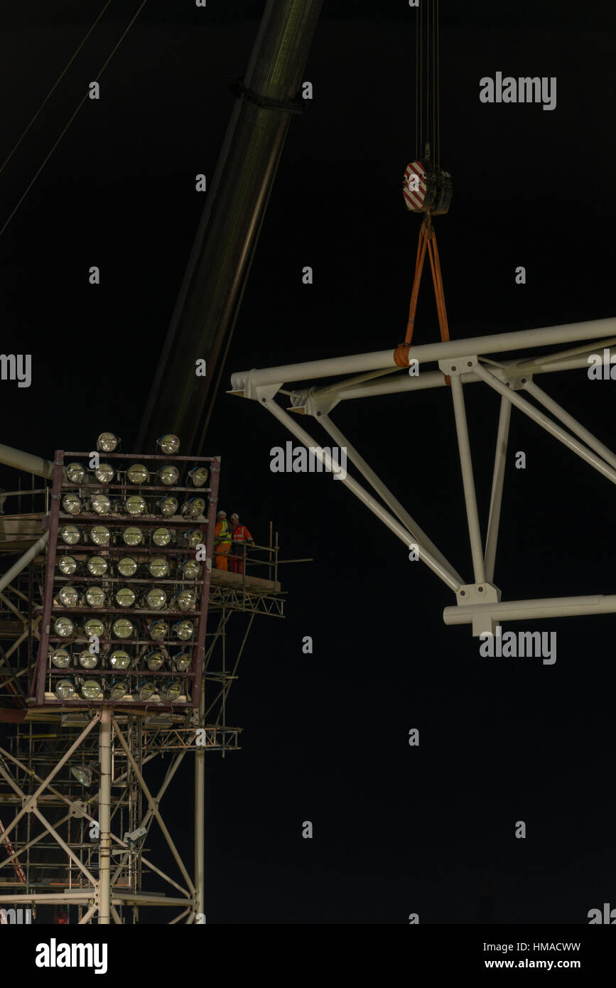 Edinburgh, Royaume-Uni. Feb 2017 2ème. Coeur de Midlothian FC, le réaménagement du stade de Murrayfield termine l'étape d'une structure en acier de 104 tonnes par rapport à la tribune principale. Cela permettra au nouveau stand d'être construit sur le peuplement existant, qui restera en usage jusqu'à la fin de la saison 2016/17. Le nouveau stand sera terminé en septembre 2017 L'augmentation de la capacité du sol de plus de 3 500. Credit : Alan Paterson/Alamy Live News Banque D'Images