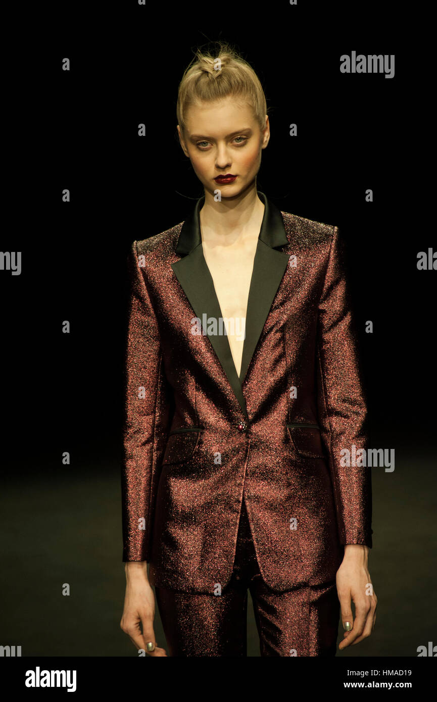 Espagne, Barcelone. 2e Février, 2017. A model for the 'Justicia Ruano' collection lors de la Fashion Week de Barcelone 080 Automne/Hiver 2016/2017 au Teatre Nacional de Catalunya à Barcelone. Crédit : Charlie Perez/Alamy Live News Banque D'Images