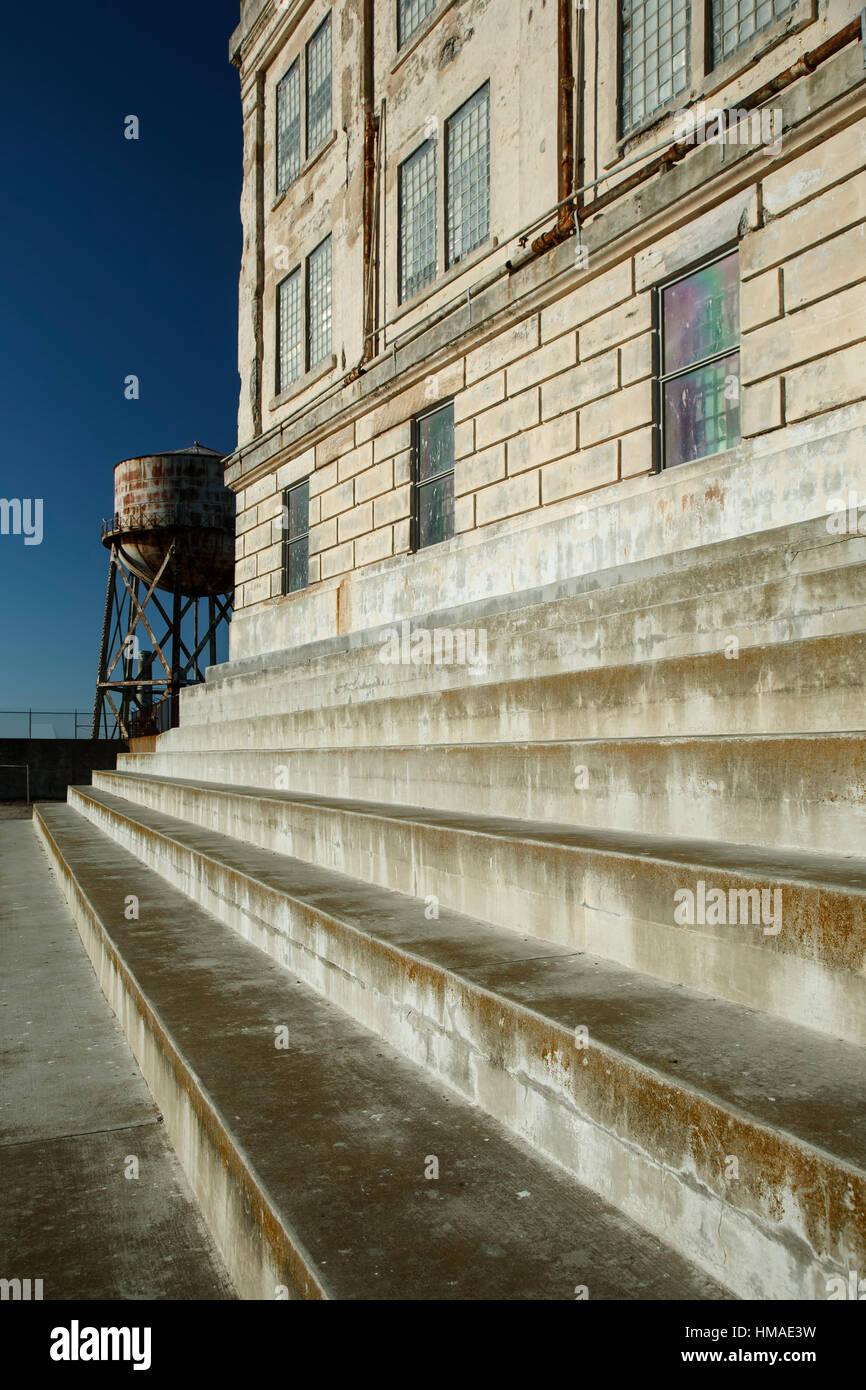 Cellhouse étapes et château d'eau, l'île d'Alcatraz, San Francisco, California USA Banque D'Images