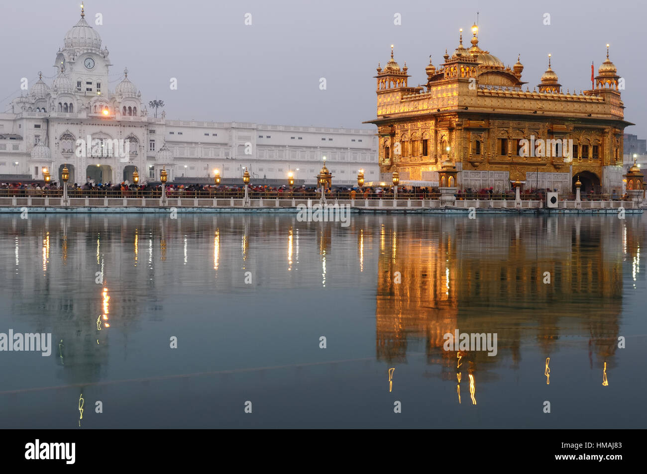 L'Inde, d'Amritsar - 30 novembre : Pèlerins priant au temple d'Or (Sri Harimandir Sahib), Amritsar en Novembre 30, 2010 Banque D'Images