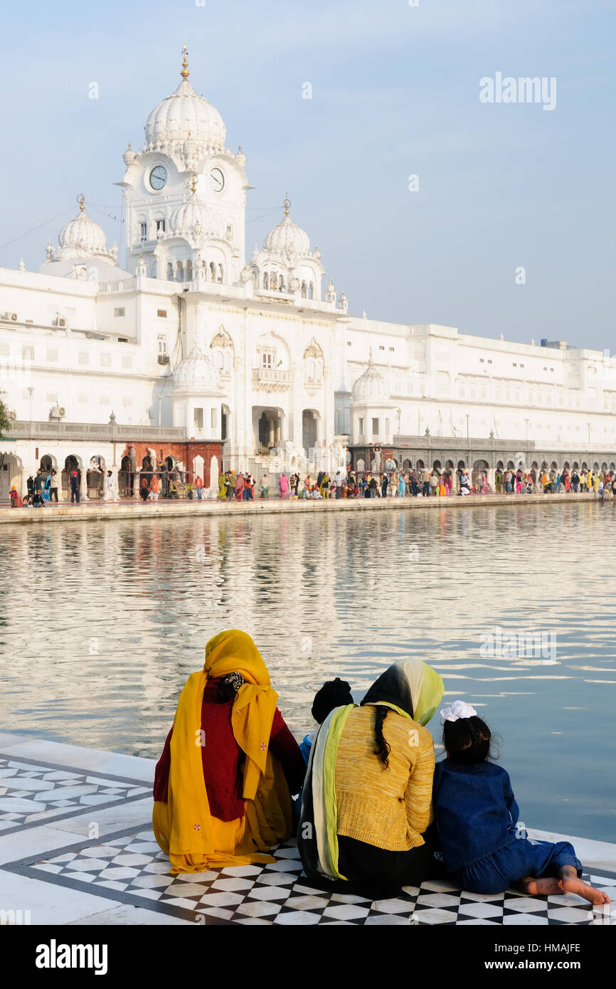 L'Inde, d'Amritsar - 30 novembre : la famille priant au temple d'Or (Sri Harimandir Sahib), Amritsar en Novembre 30, 2009 Banque D'Images