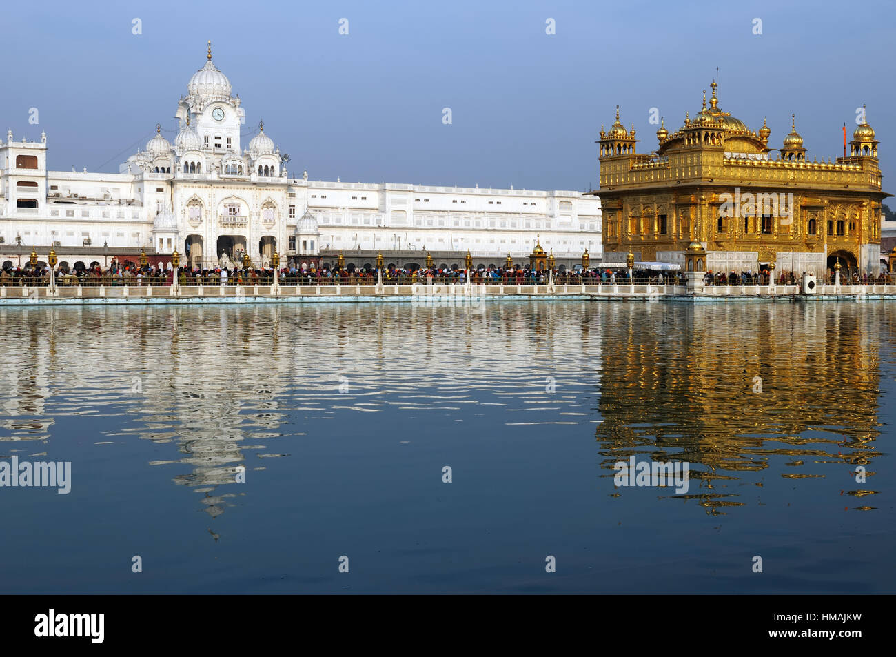 L'Inde, d'Amritsar - 30 novembre : pèlerins dans la file d'attente pour le temple principal, du temple d'or à Amritsar, le 30 novembre 2009 Banque D'Images
