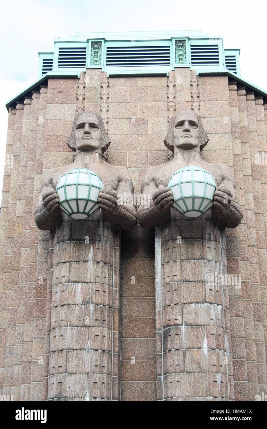 Statues d'Eliel Saarinen à l'extérieur de la gare centrale d'Helsinki, Finlande Banque D'Images