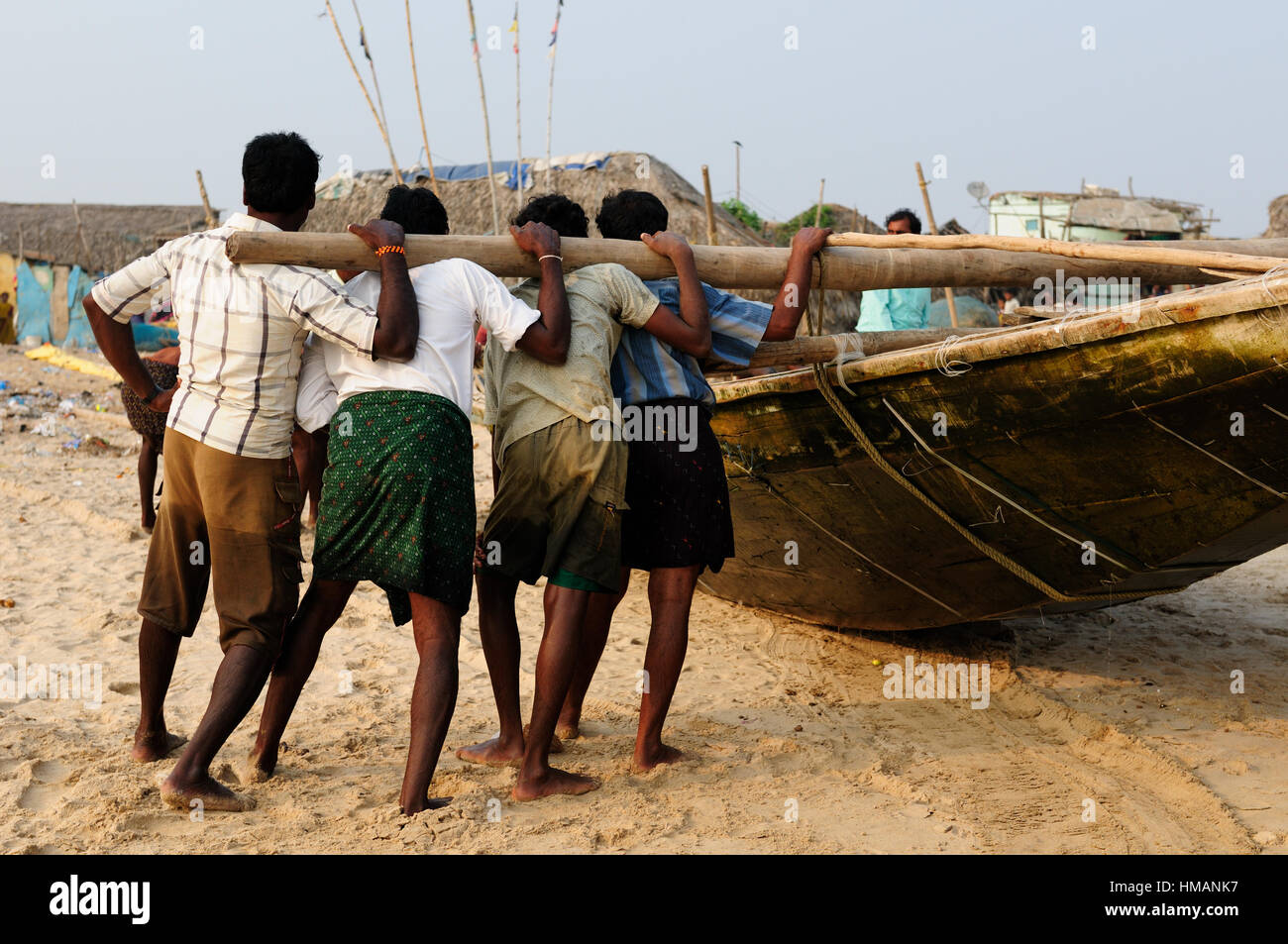 Les pêcheurs de la mer bateau dépose sur une plage de sable à Orissa, Inde Banque D'Images