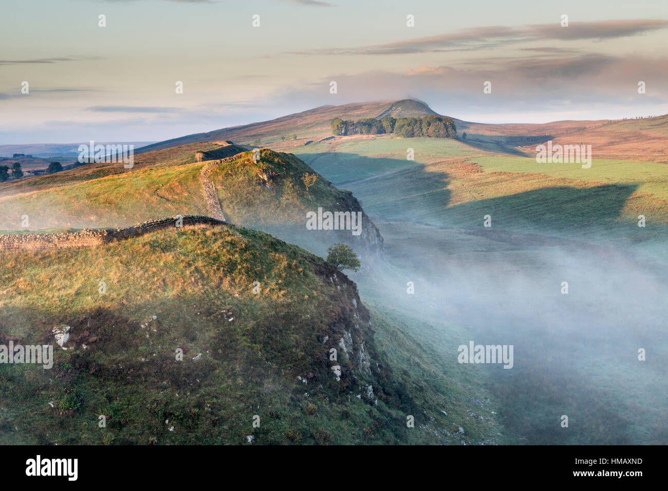 Mur d'Hadrien : tôt le matin le brouillard d'automne vêtements le sol au-dessous de faible, Peel Crags essuie avec visible à l'horizon Banque D'Images