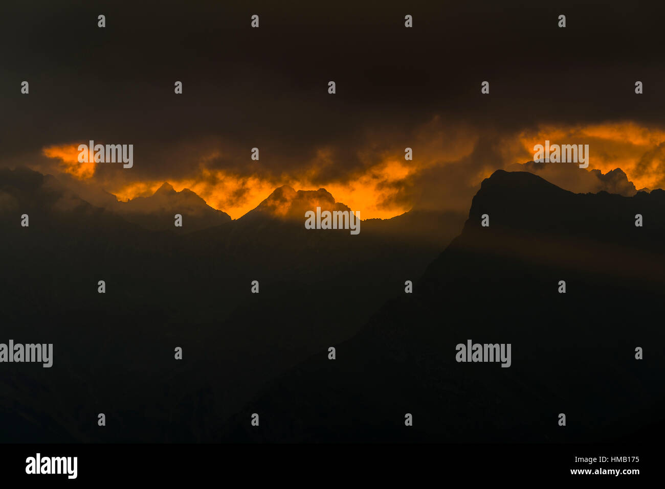 Les nuages au-dessus de montagnes spectaculaires de Lechtal, sunrise, Elmen, Lechtal, District de Reutte, Tyrol, Autriche Banque D'Images