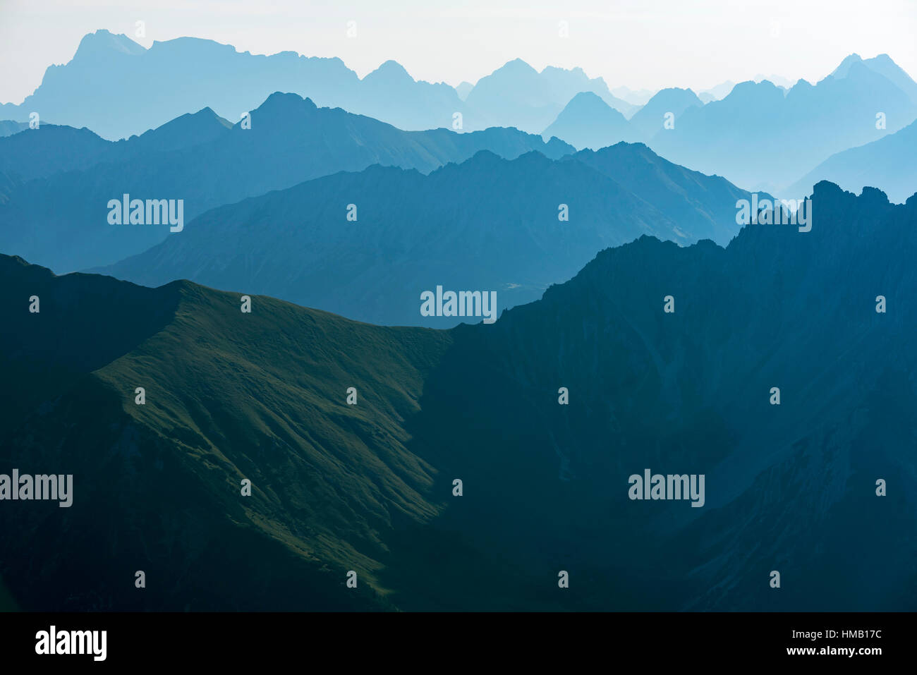 Décalage des pics de montagne, pic Zugspitze derrière, la lumière bleue, Elmen, Lechtal, District de Reutte, Tyrol, Autriche Banque D'Images