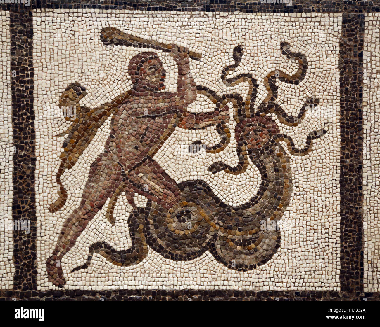 Mosaïque romaine. Les travaux d'Hercule. Sixième du travail. Le Stymphalian Oiseaux. 3e siècle. Liria, Espagne. Musée Archéologique National, Madrid. L'Espagne. Banque D'Images