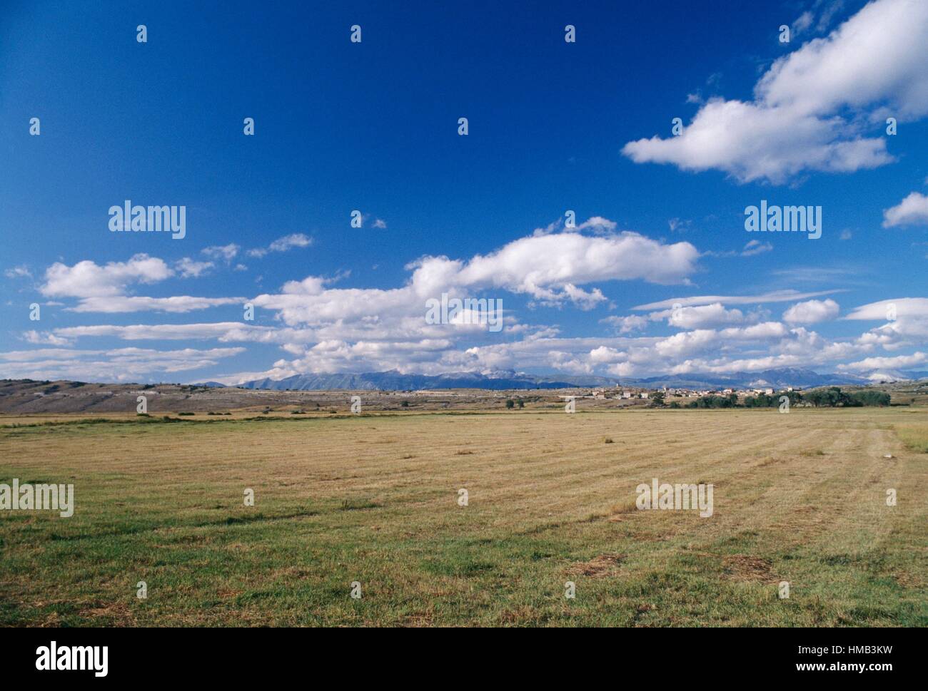 Vue sur le Rocche plateau, parc régional Sirente-Velino, Abruzzo, Italie. Banque D'Images