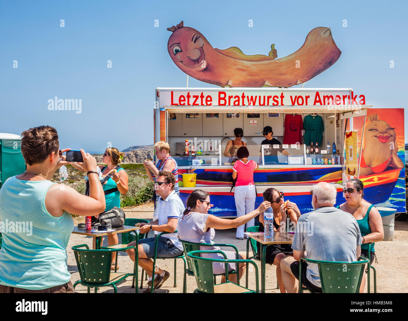 'Letzte Bratwurst vor Amerika', nifty idée commerciale de un couple Frankonian, la vente des spécialités de saucisses allemandes à l'allemand ou qui que ce soit avec un a Banque D'Images
