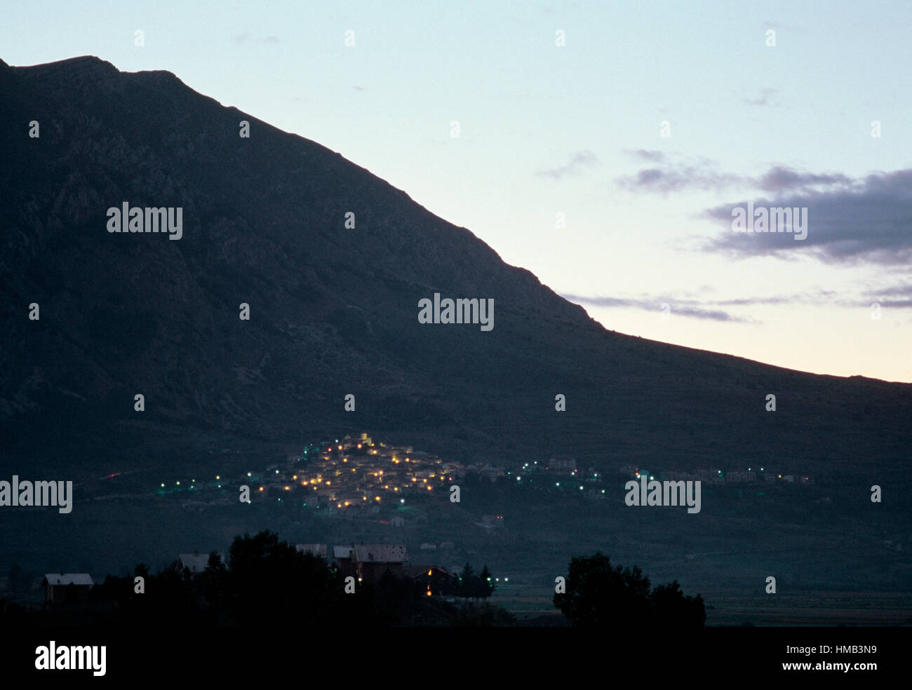 Les lumières de Rocca di Cambio au coucher du soleil, Rocche plateau, parc régional Sirente-Velino, Abruzzo, Italie. Banque D'Images