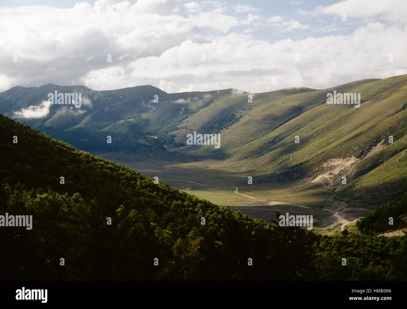 Voir des Piani di Pezza, parc régional Sirente-Velino, Abruzzo, Italie. Banque D'Images