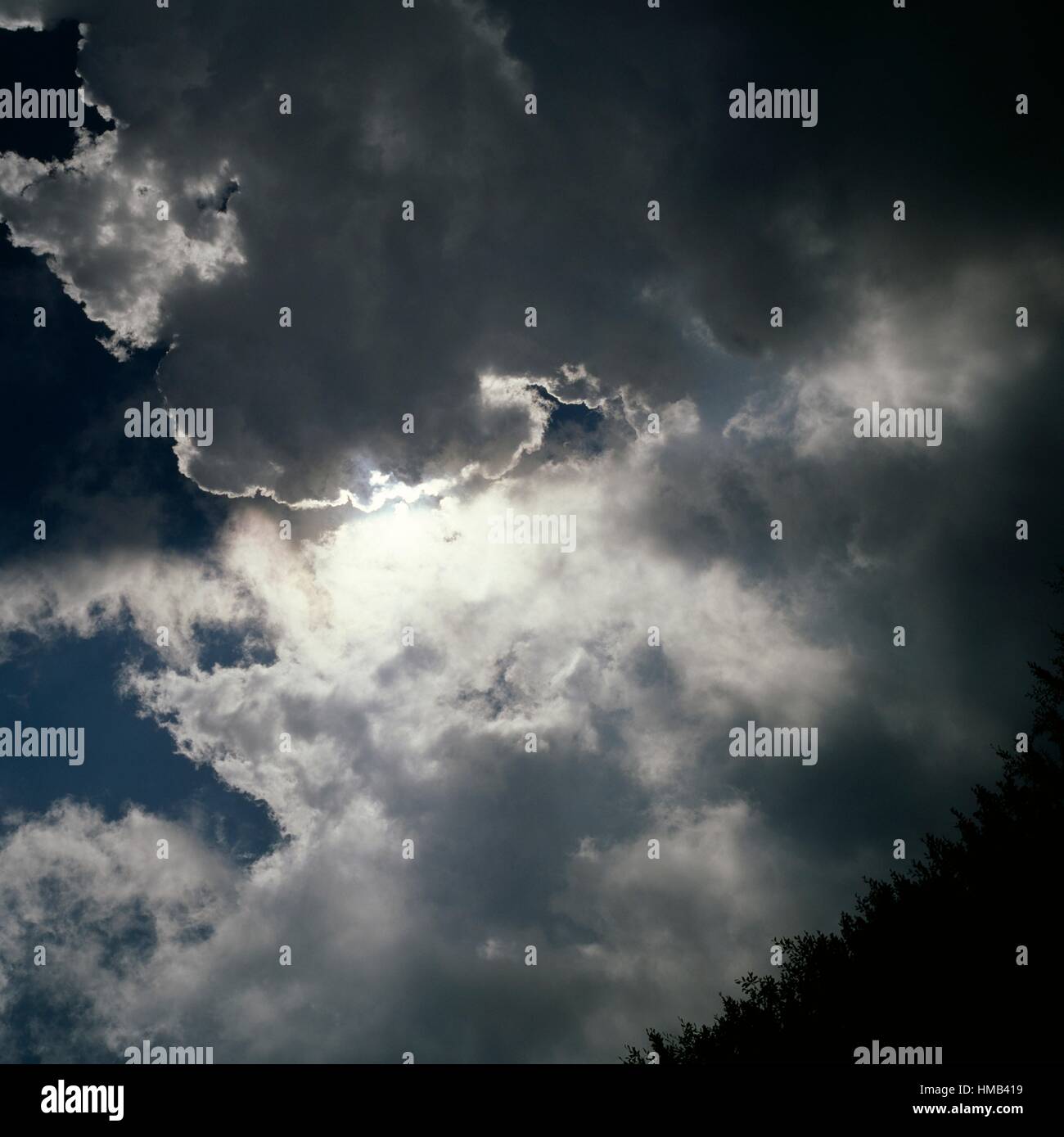 Nuages sur le Rocche plateau, parc régional Sirente-Velino, Abruzzo, Italie. Banque D'Images