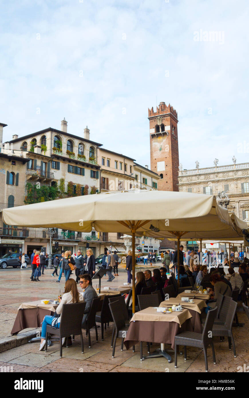 Café et restaurant terrasses, Piazza delle Erbe, Vérone, Vénétie, Italie Banque D'Images