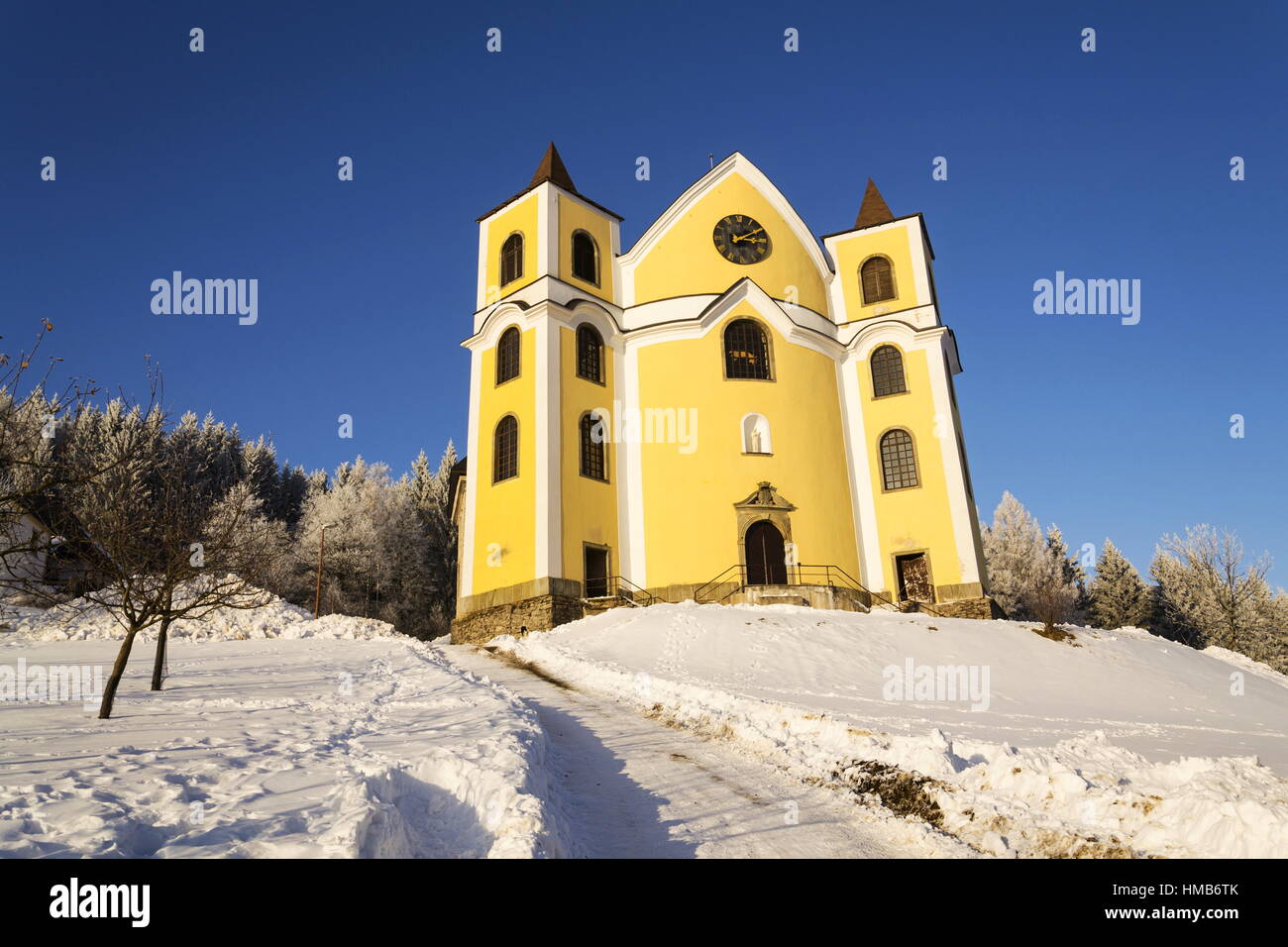 Église d'accession dans les montagnes enneigées, pays Neratov Orlicke hory, Banque D'Images