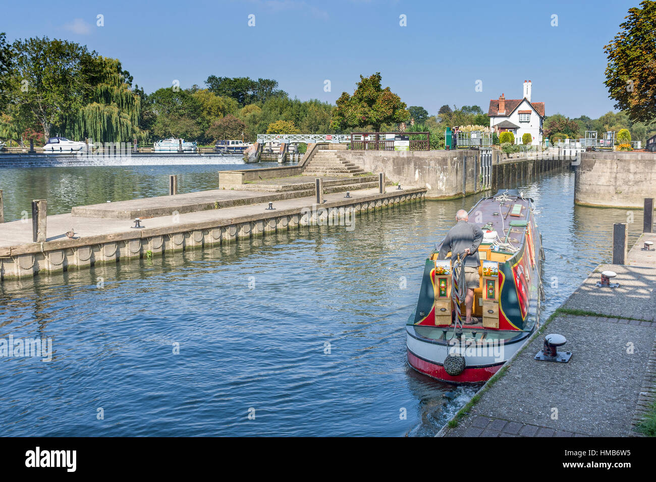 L'approche du bateau Lock Goring On Thames UK Banque D'Images