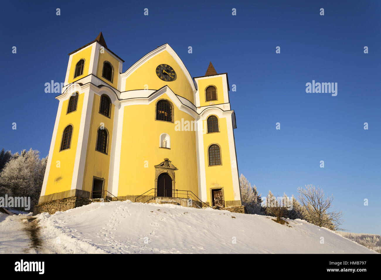 Église d'accession dans les montagnes enneigées, pays Neratov Orlicke hory, Banque D'Images