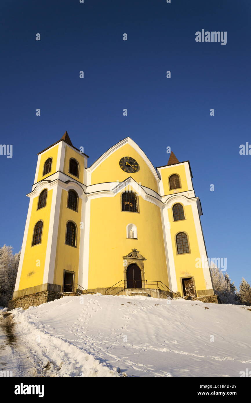 Église d'accession dans les montagnes enneigées, pays Neratov Orlicke hory, Banque D'Images