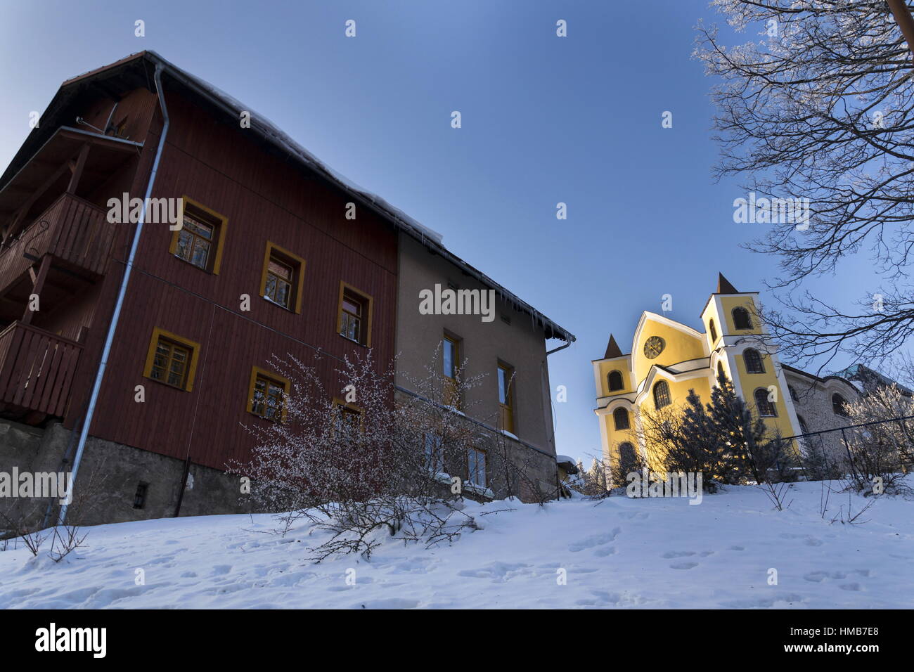 Église d'accession dans les montagnes enneigées, pays Neratov Orlicke hory, Banque D'Images