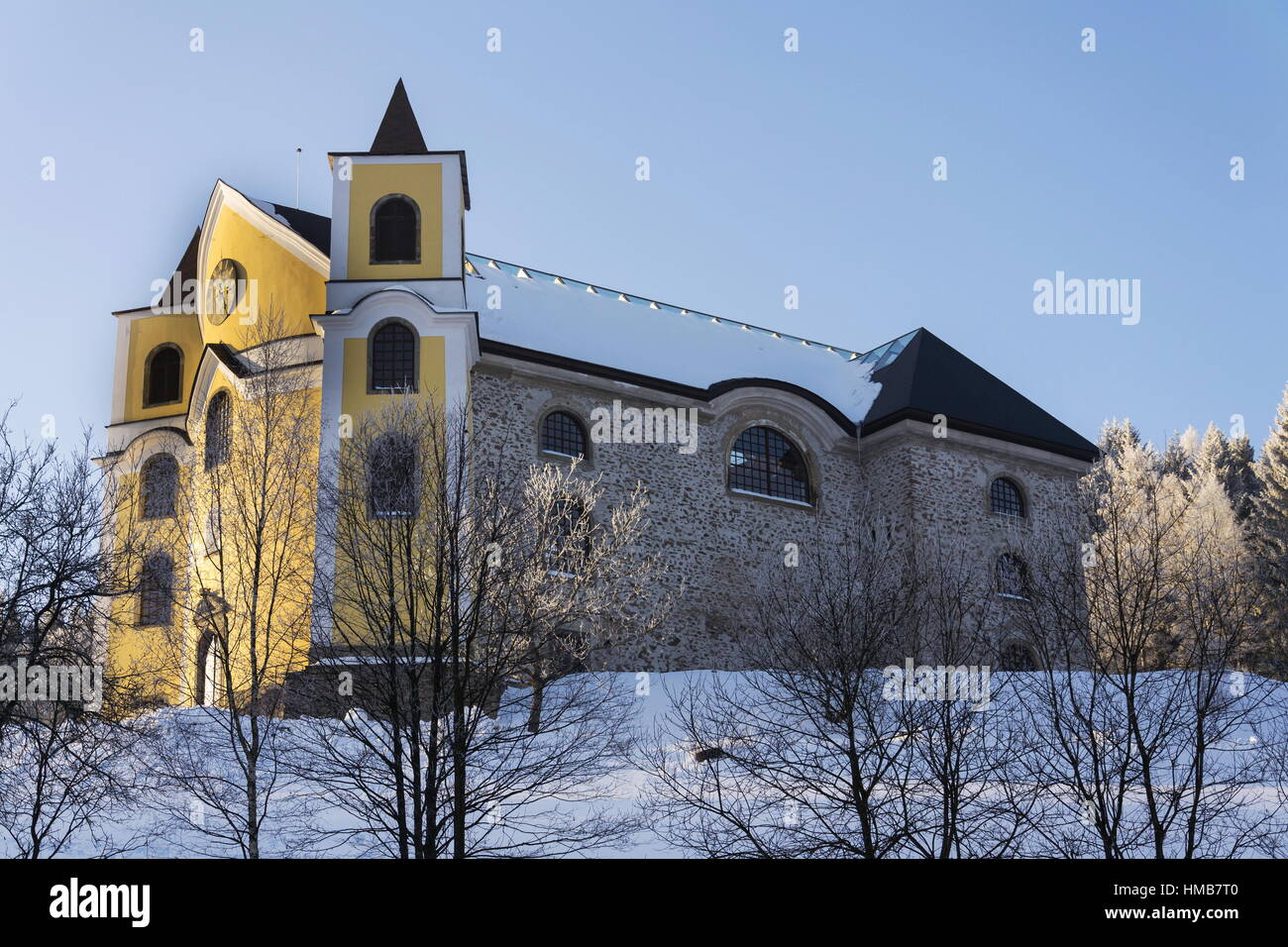 Église d'accession dans les montagnes enneigées, pays Neratov Orlicke hory, Banque D'Images
