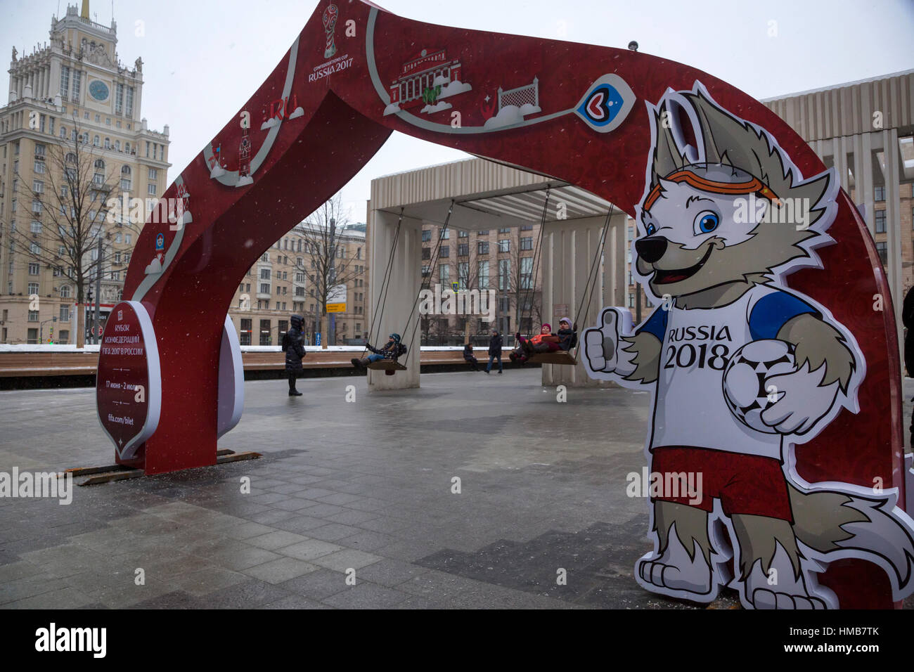 Les panneaux publicitaires avec des symboles de la Coupe des Confédérations 2017 et la Coupe du Monde de la Fifa 2018 sont montés sur place centrale à Moscou Banque D'Images