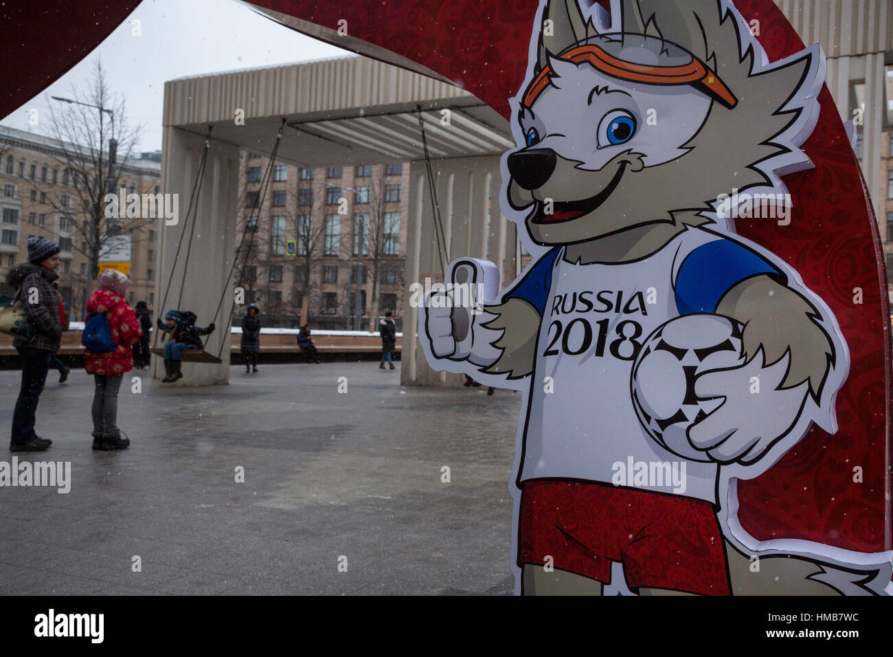 Les panneaux publicitaires avec des symboles de la Coupe des Confédérations 2017 et la Coupe du Monde de la Fifa 2018 sont montés sur place centrale à Moscou Banque D'Images