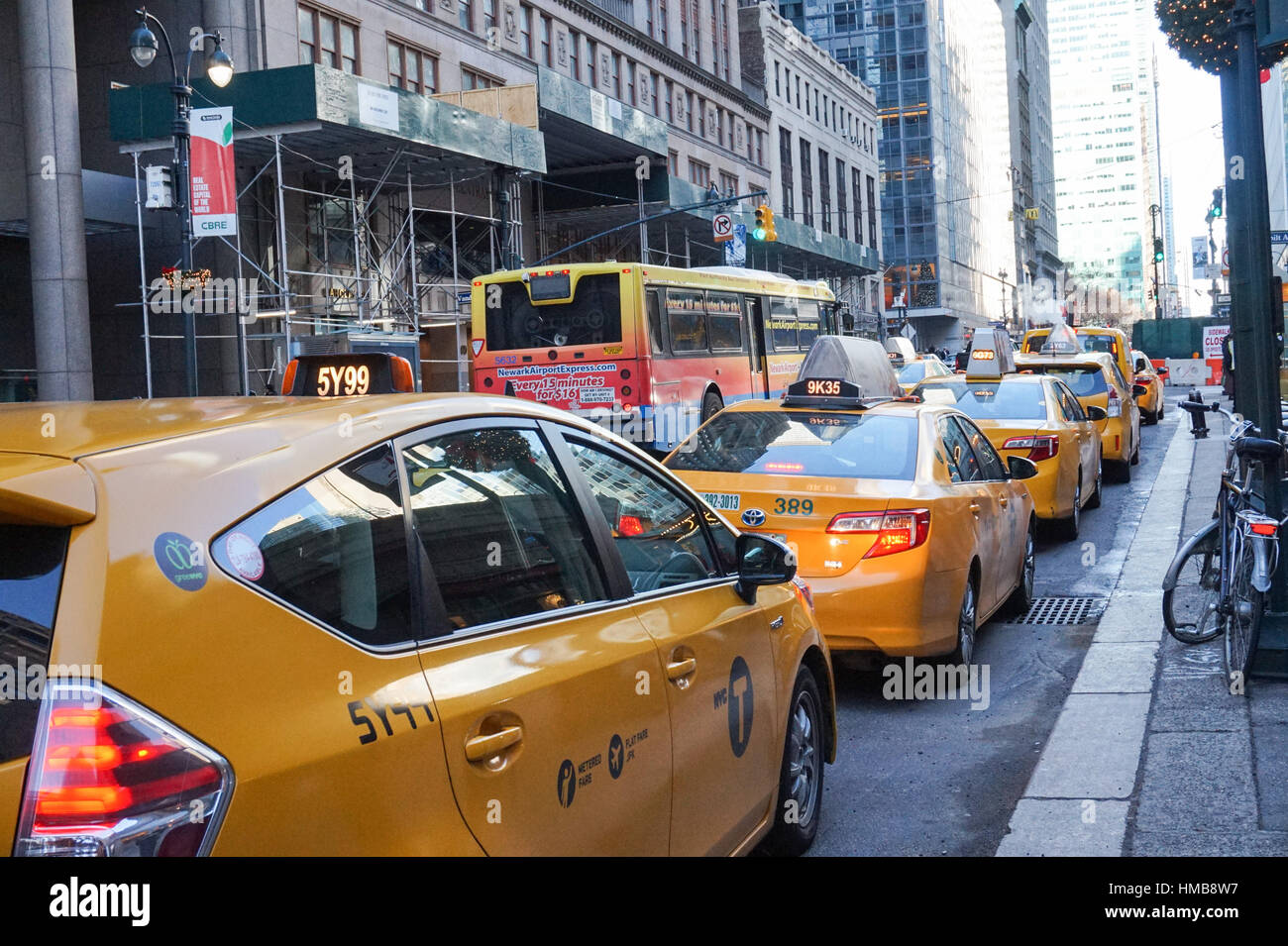 Les taxis jaunes dans la circulation, la ville de New York Banque D'Images