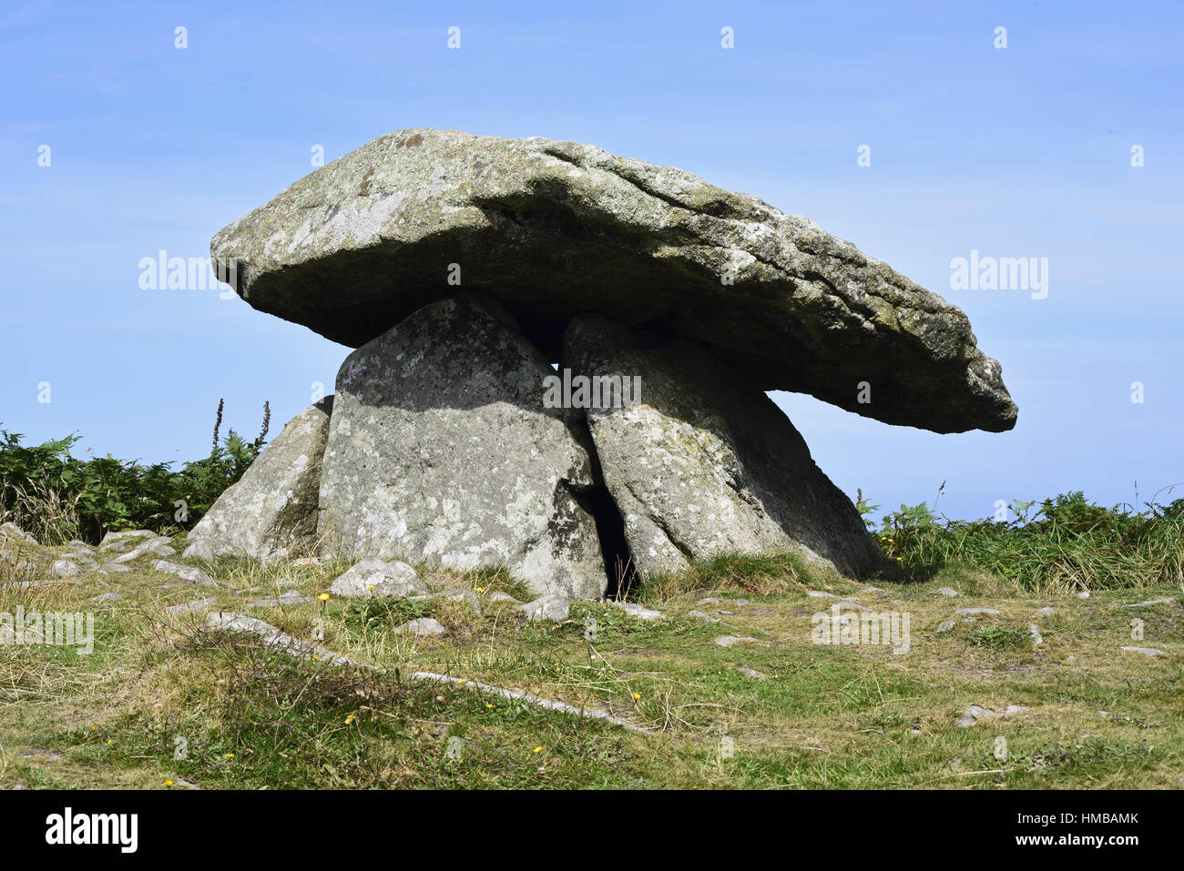 Chun Quoit, un monument néolithique sur le Penwith Moors, Cornwall, montrant le montant des blocs en pierre et la pierre de faîte. Près de la south west coast path. Banque D'Images