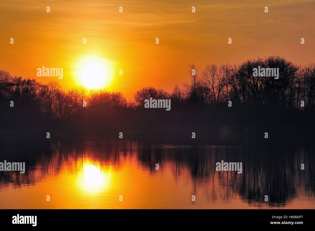 Un coucher de soleil colorés et de réflexion marquer la fin d'une journée en avril Pratt's Wayne Woods. Wayne, Michigan, USA. Banque D'Images