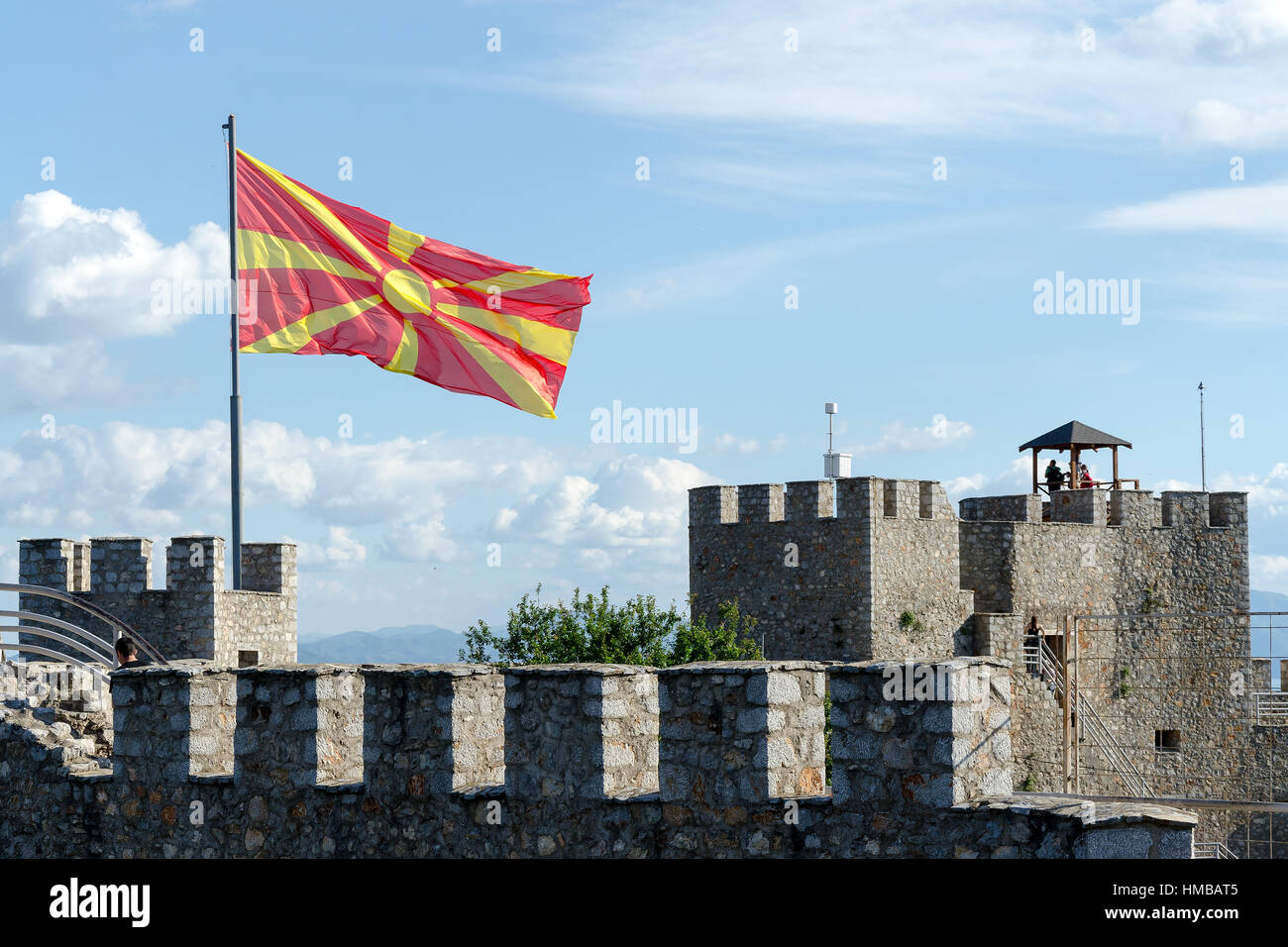 Samuel forteresse avec agitant drapeau macédonien Banque D'Images