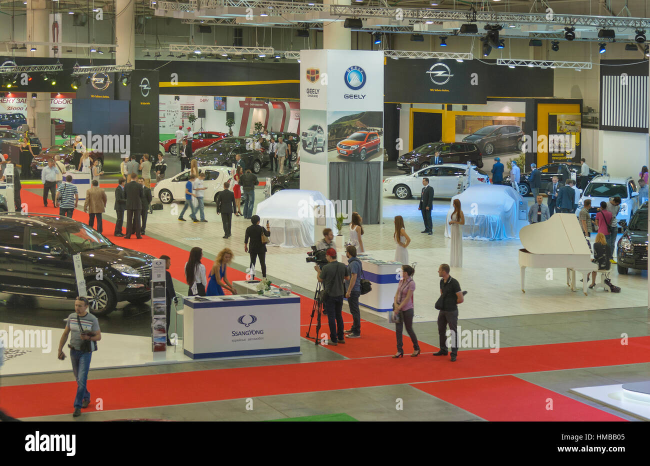 KIEV, UKRAINE - 29 mai : visite de visiteurs de l'exposition boothes différents fabricants de voiture internationale avec de nouveaux modèles de voiture sur l'écran de l'EIDDD' 2013 Kyi Banque D'Images