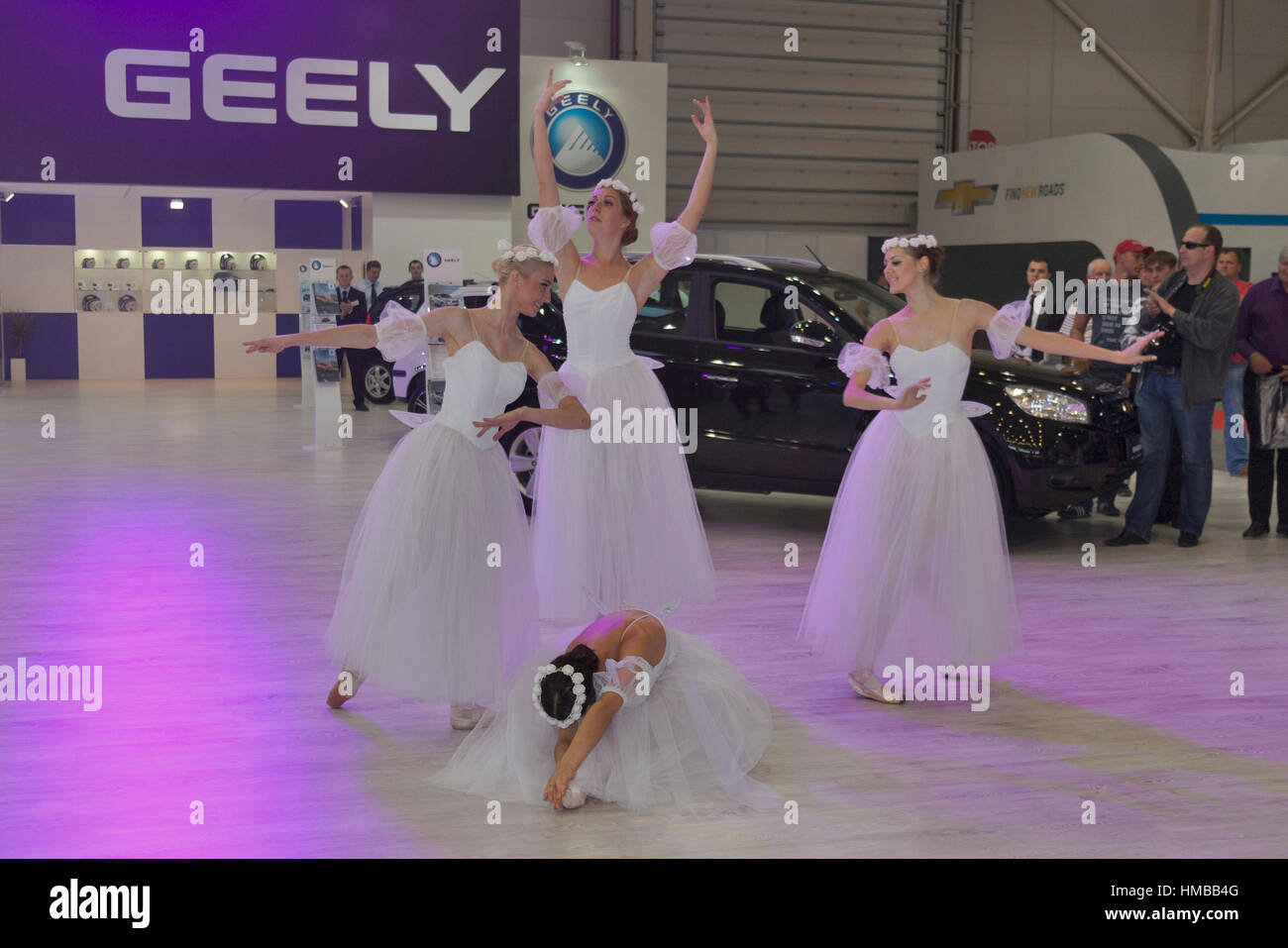 KIEV, UKRAINE - le 29 mai : présentation de danse artistique à Geely stand avec modèles de voiture chinoise sur l'écran de l'EIDDD' 2013 Le 21e Salon International de l'automobile de Kiev S Banque D'Images