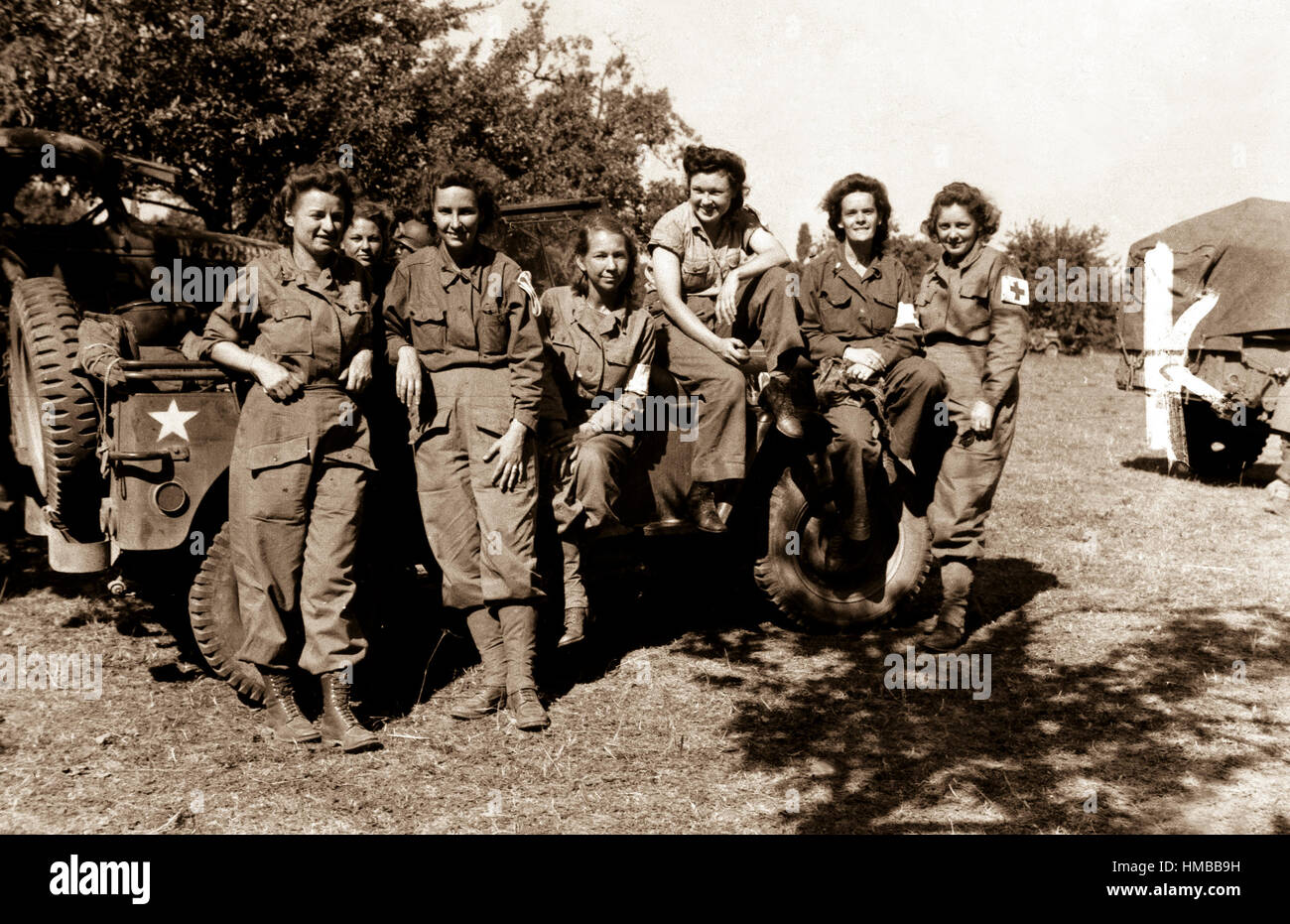 Les infirmières d'un hôpital de campagne qui est arrivé en France via l'Angleterre et l'Egypte après trois ans de service. 12 août, 1944. Parker. (Army Surgeon General) NARA DOSSIER #  : 112-SGA-44-10842 LIVRE Guerres et conflits #  : 921 Banque D'Images