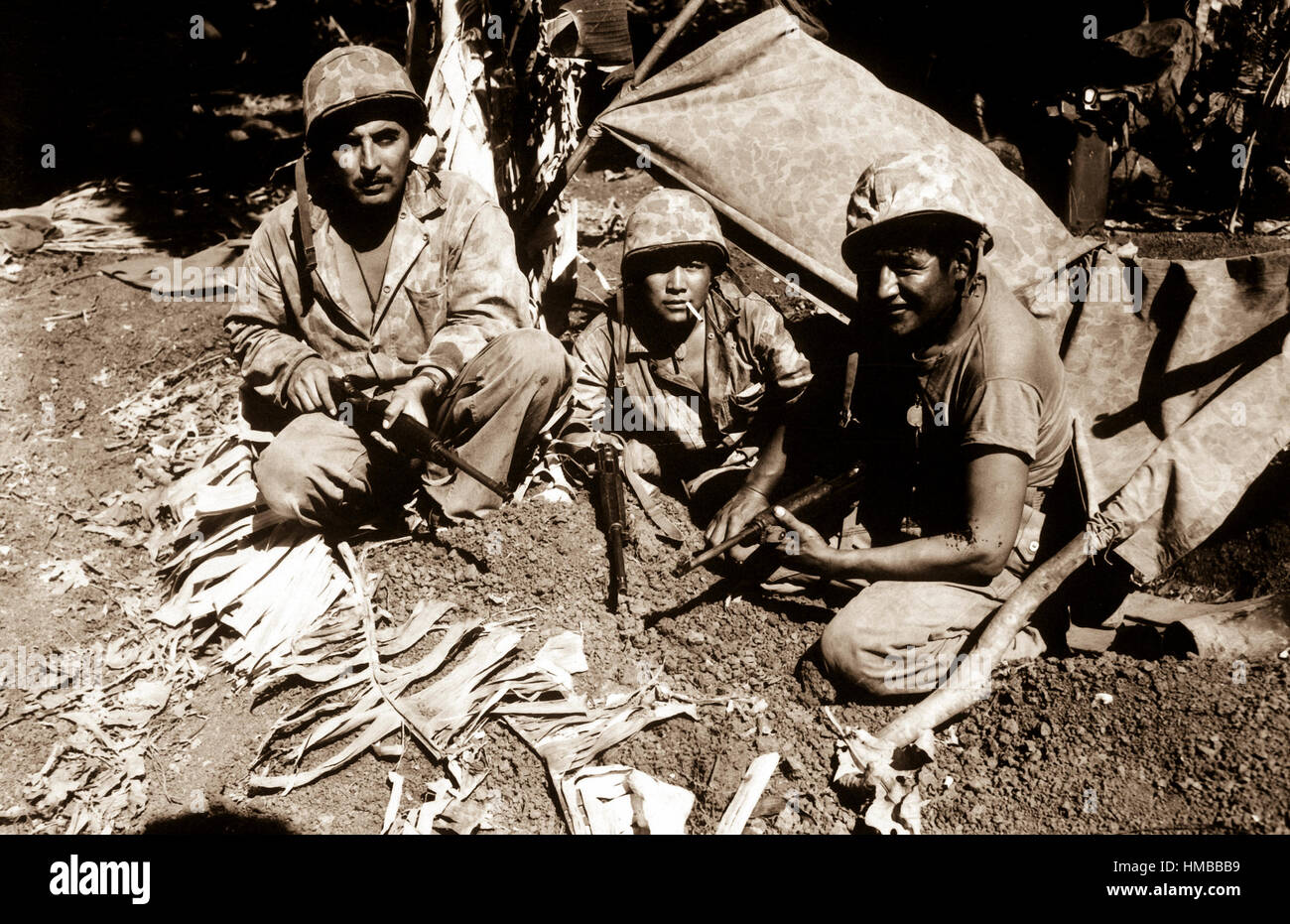 La communication avec les hommes Indiens Navajo les Marines sur Saipan est posé avec la première vague d'assaut à aller à la plage. Ca. Juin 1944. J. L. Burns (Marine Corps) Date exacte inconnue Shot #  FICHIER NARA : 127-N-82619 LIVRE Guerres et conflits #  : 1193 Banque D'Images