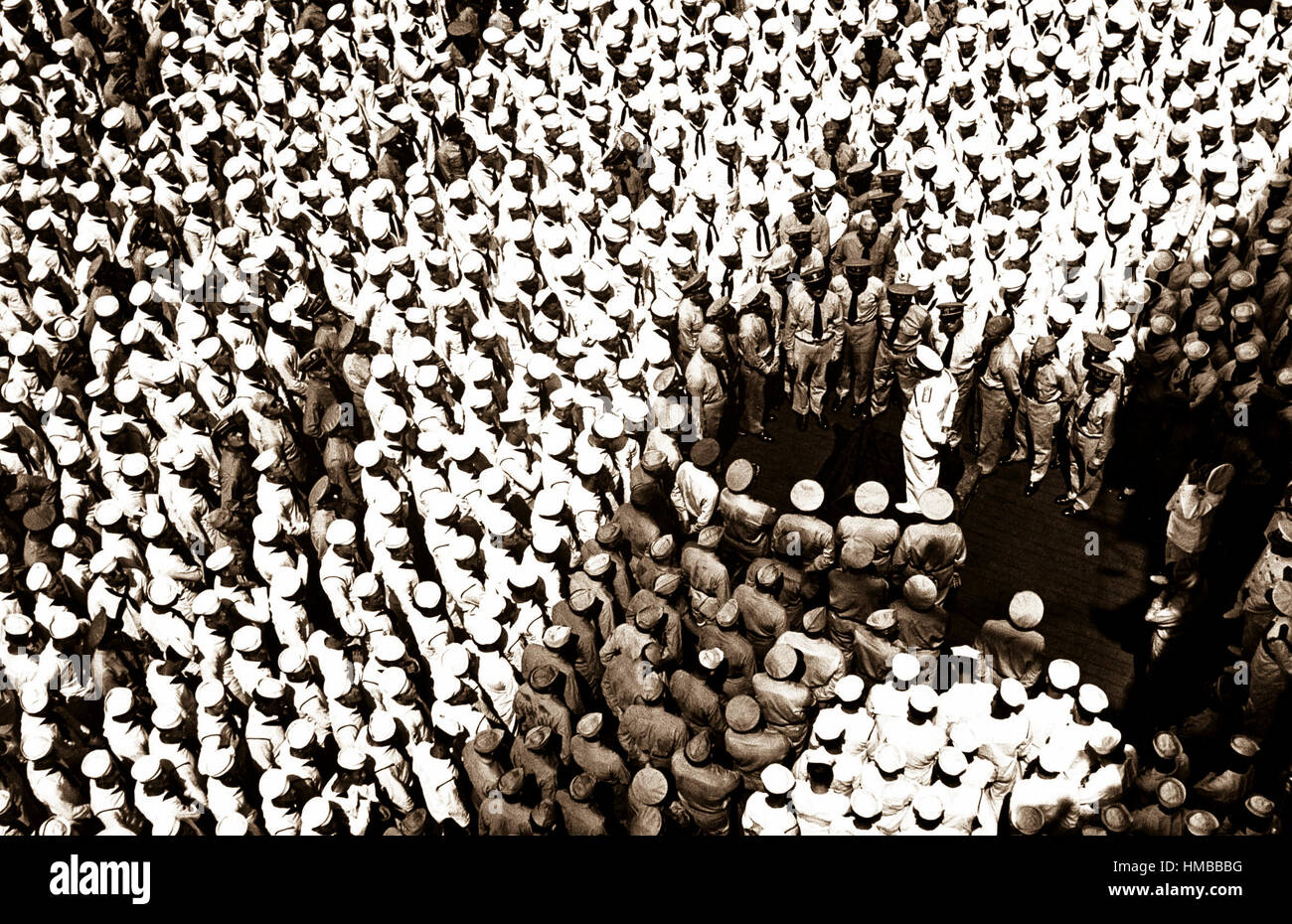 Adm. Lord Louis Mountbatten, RN, adresses membres du personnel à bord de l'USS Saratoga à Trincomalee, Ceylan. Adm. Mountbatten (centre) sur le poste de pilotage. Avril 1944. Le lieutenant Wayne Miller. (Marine) Date exacte inconnue Shot #  FICHIER NARA : 080-G-470720 LIVRE Guerres et conflits #  : 954 Banque D'Images