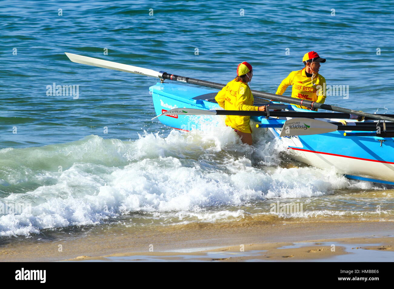 Deux sauveteurs surf surf lancement d'un bateau pour une partie de la formation à Kings Beach sur la Sunshine Coast du Queensland, Australie. Banque D'Images