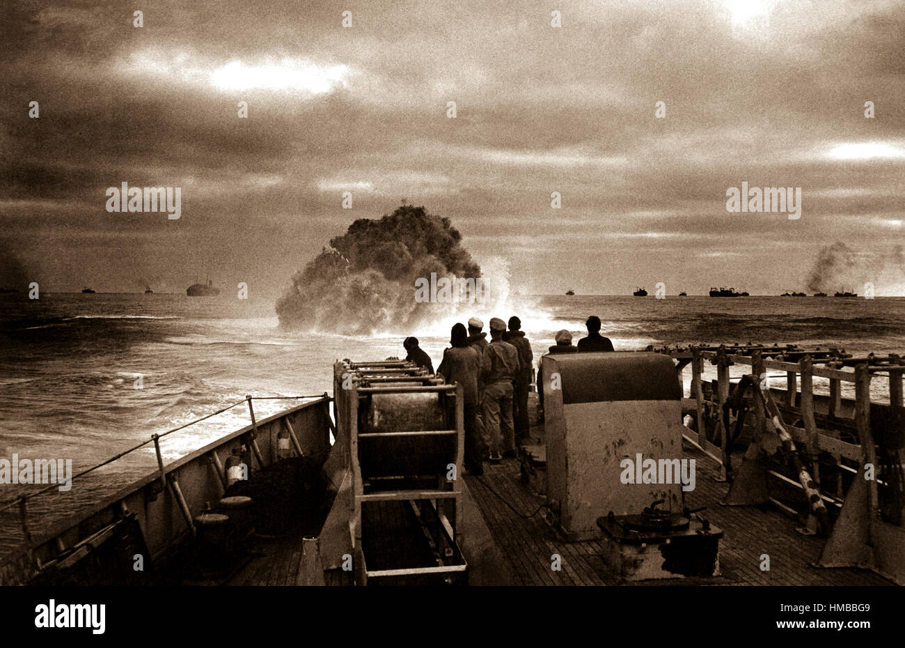 Les gardes côte sur le pont de la U.S. Coast Guard Cutter Spencer regarder l'explosion d'une grenade qui a un U-boat nazi de l'espoir d'entrer dans le centre d'un grand convoi. Destruction du U-175, le 17 avril 1943. Jack ne janvier. (Garde côtière canadienne) NARA DOSSIER #  : 026-G-1517 LIVRE Guerres et conflits #  : 970 Banque D'Images