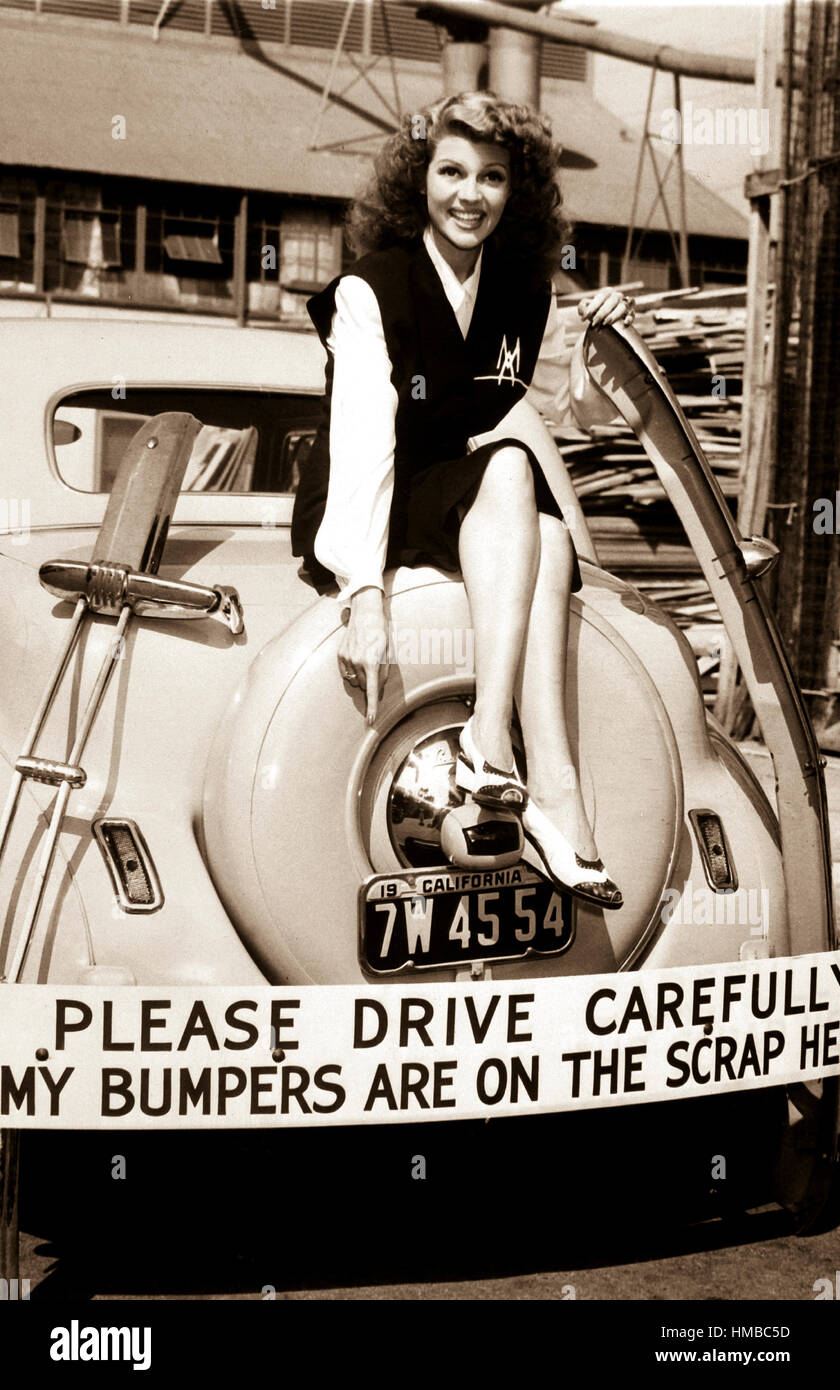 La récolte récolte exceptionnelle pour l'Oncle Sam. Movie star Rita Hayworth fait fi de son pare-chocs pour la durée. En plus de donner l'exemple en tournant en métal non essentielles des pièces de voiture, Miss Hayworth a été actif dans la vente des obligations de guerre. 1942. Vaste Monde. (OWI) Date exacte inconnue Shot #  FICHIER NARA : 208-PU-91B-5 LA GUERRE ET CONFLITS #  : 788 Banque D'Images