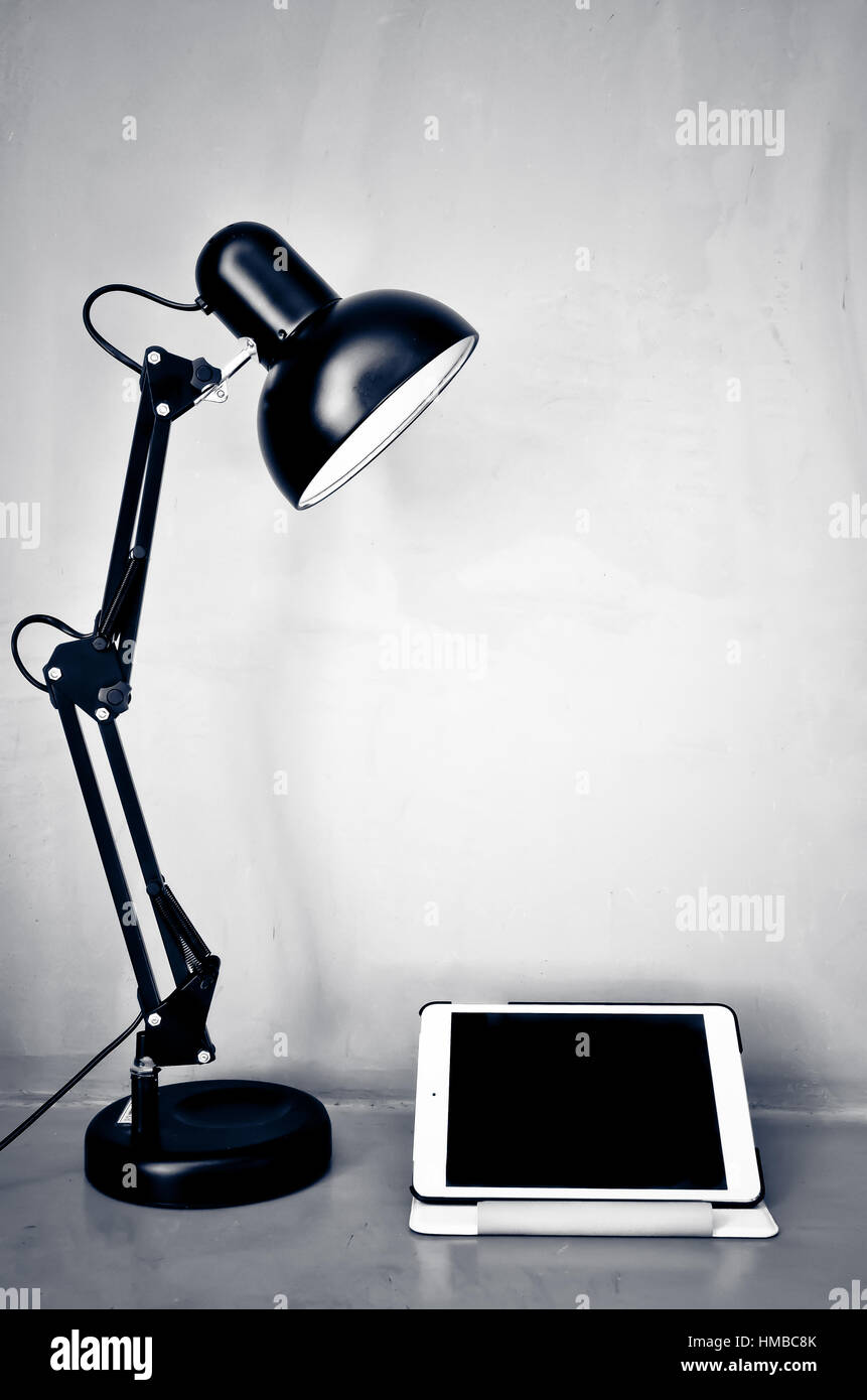 Lampe de bureau : avec l'ipad mini Banque D'Images