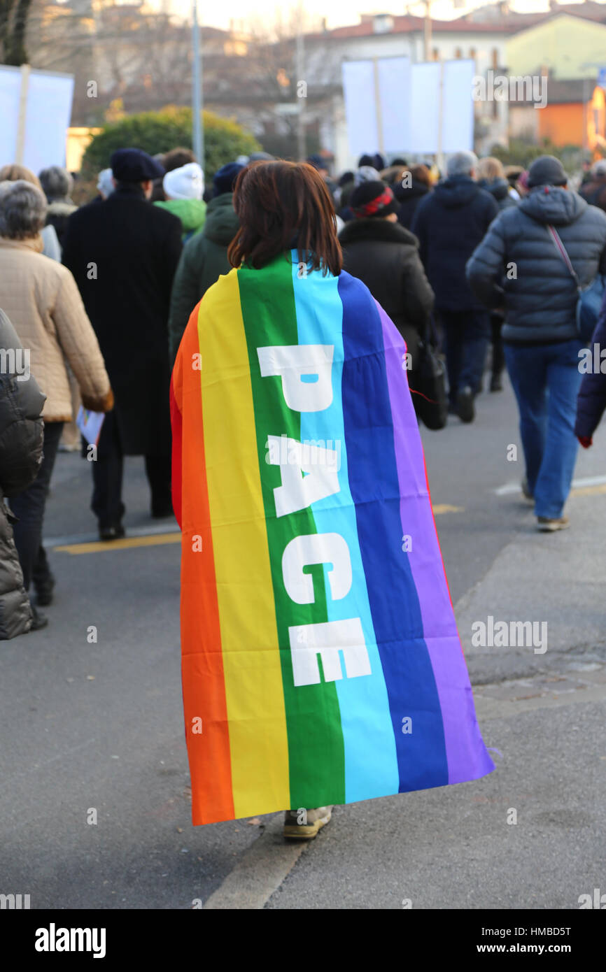 De nombreux manifestants à la manifestation dans les rues de la ville avec un drapeau multicolore avec l'inscription, ce qui signifie paix en italien Banque D'Images