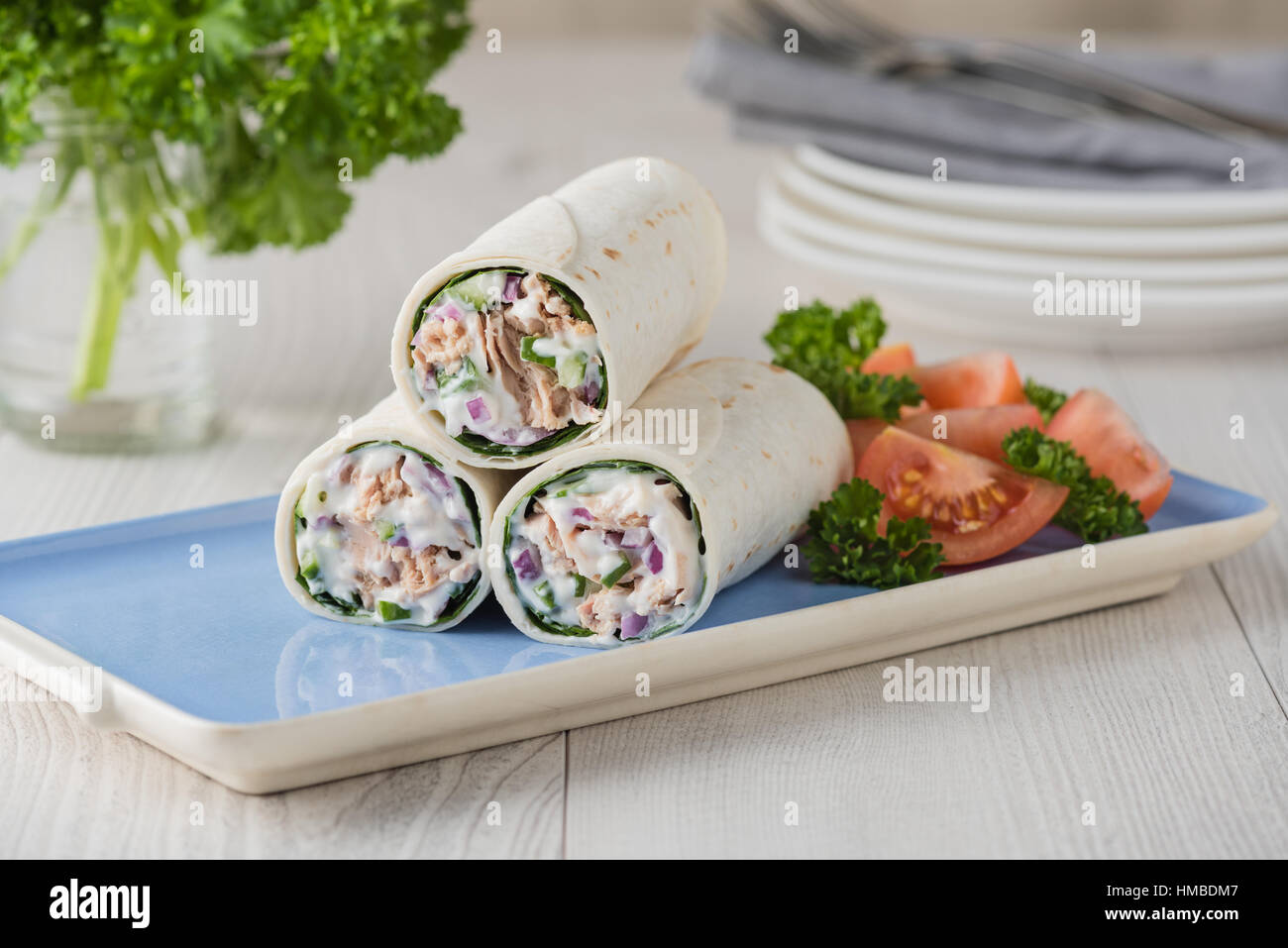 Roulés au thon avec de la mayonnaise et l'oignon concombre Salade de tomates avec Banque D'Images