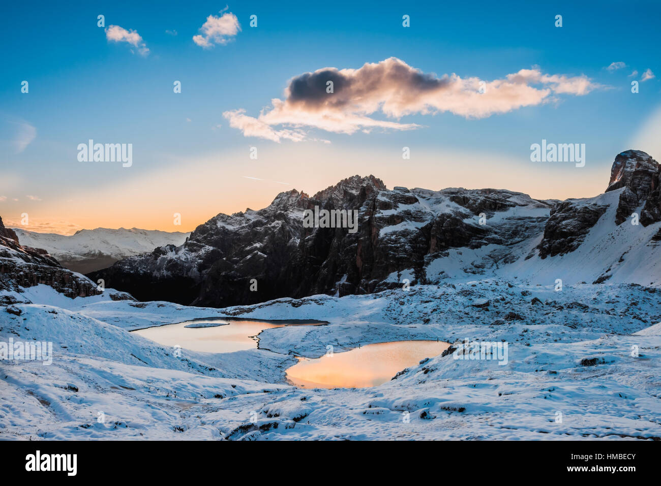 Neige et montagne lac Lago dei piani près de Drei Zinnen ou la cime, Italie Alpes Dolomites Banque D'Images