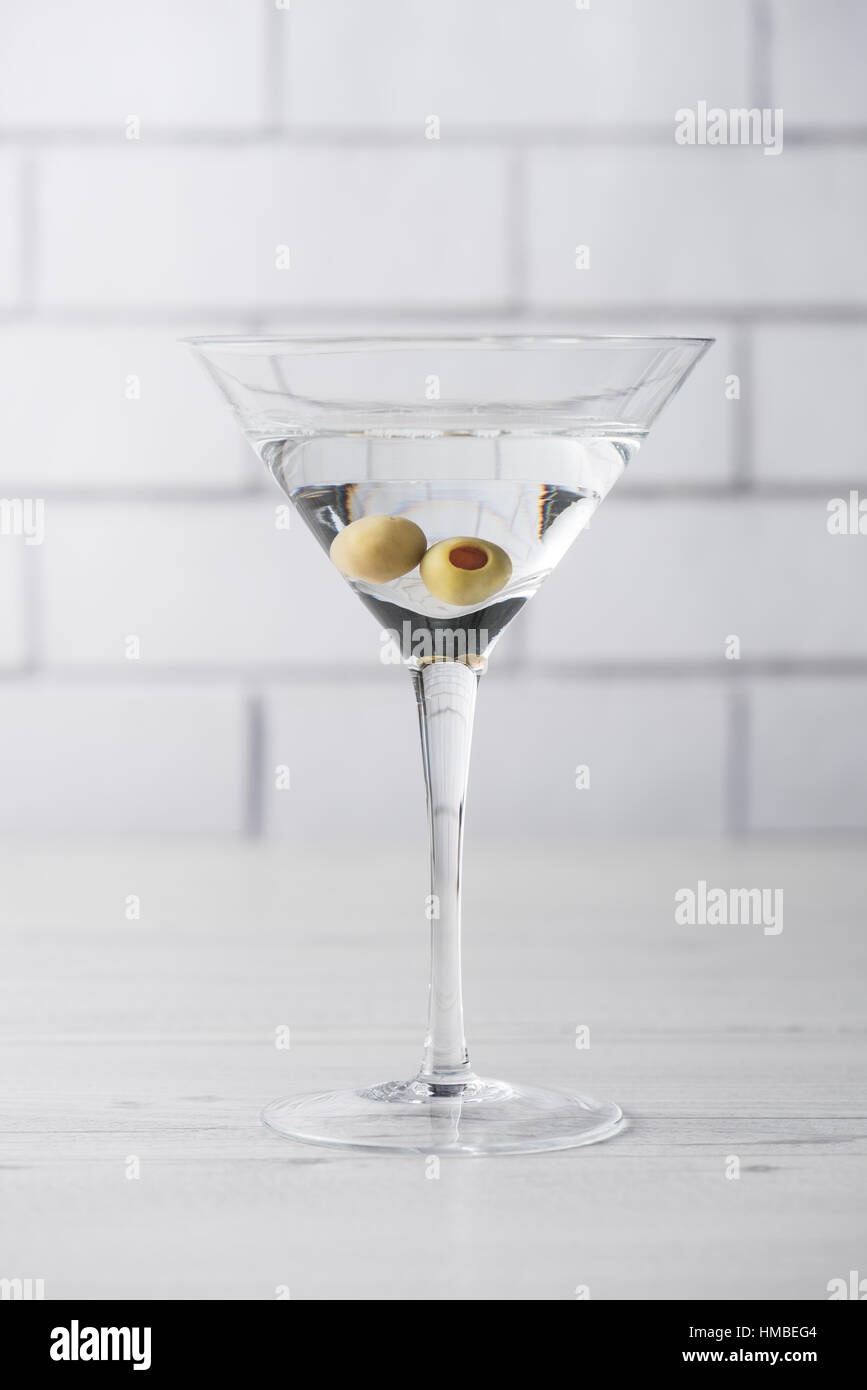 Vodka martini frais maison cocktails aux olives Banque D'Images