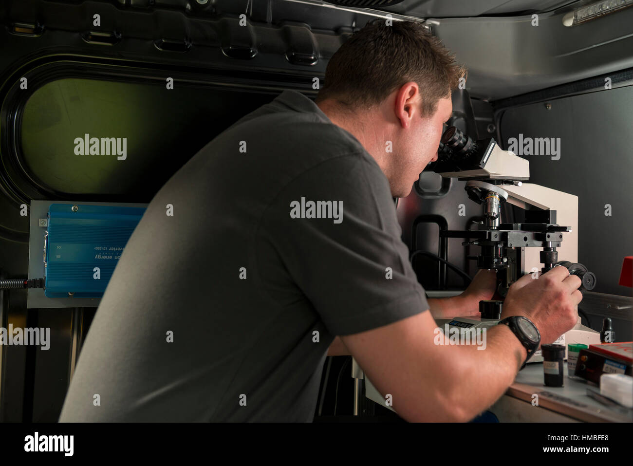 Santé et la sécurité des techniciens de laboratoire vérifier des immeubles et des propriétés sur les dangers pour l'environnement, tels que l'amiante et de la qualité de l'eau avec équipement correct Banque D'Images