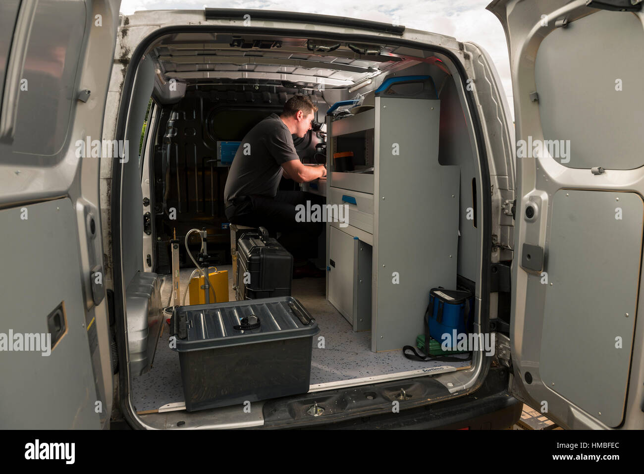 Santé et la sécurité des techniciens de laboratoire vérifier des immeubles et des propriétés sur les dangers pour l'environnement, tels que l'amiante et de la qualité de l'eau avec équipement correct Banque D'Images