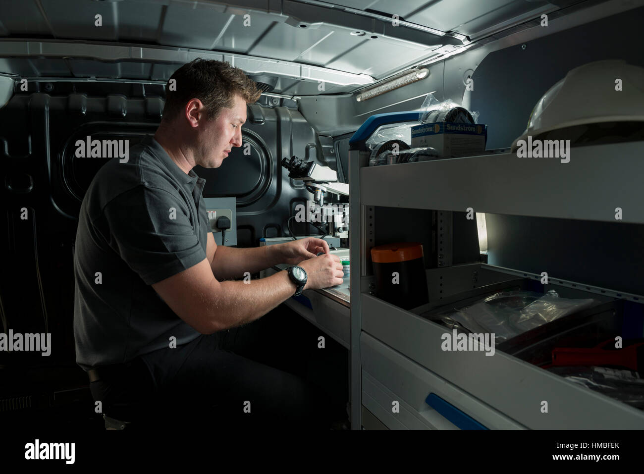 Santé et la sécurité des techniciens de laboratoire vérifier des immeubles et des propriétés sur les dangers pour l'environnement, tels que l'amiante et de la qualité de l'eau avec équipement correct Banque D'Images